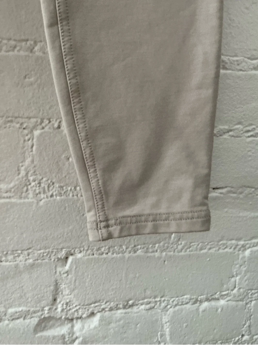 HUE Beige Ankle Cropped Ponte Pants